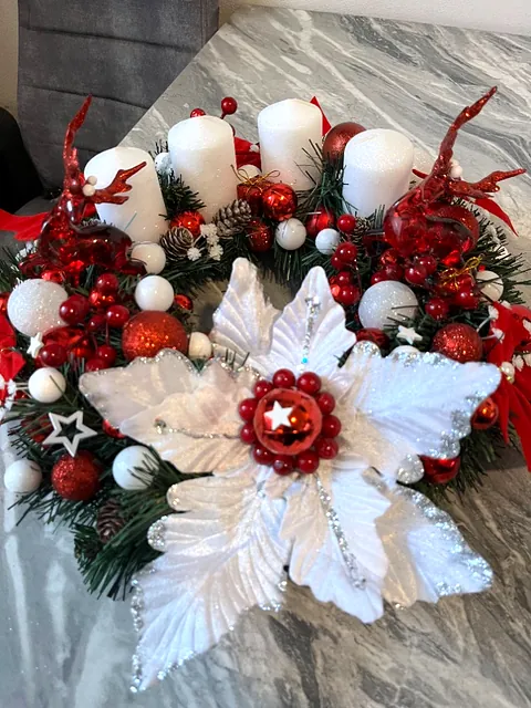 Adventní věnec s bílou vánoční hvězdou, červená, bílá